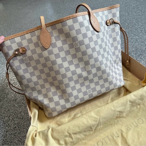 Louis Vuitton Gray and Tan Shoulder Bag with Signature Design - Picture 7 of 9